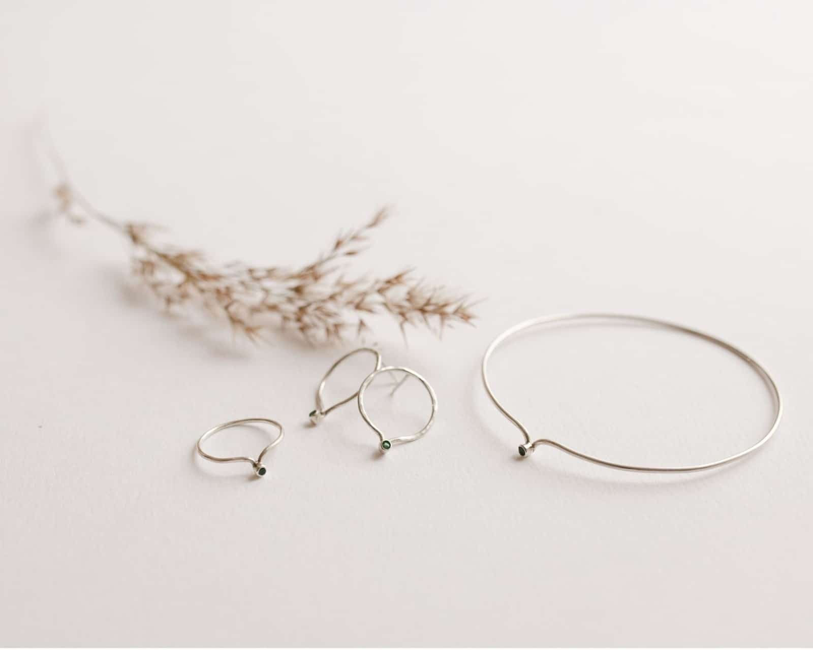 Flowing circle emerald bracelet
